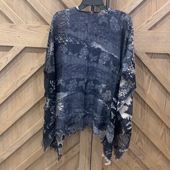 Women’s floral poncho/wrap - O/S - Picture 3 of 4